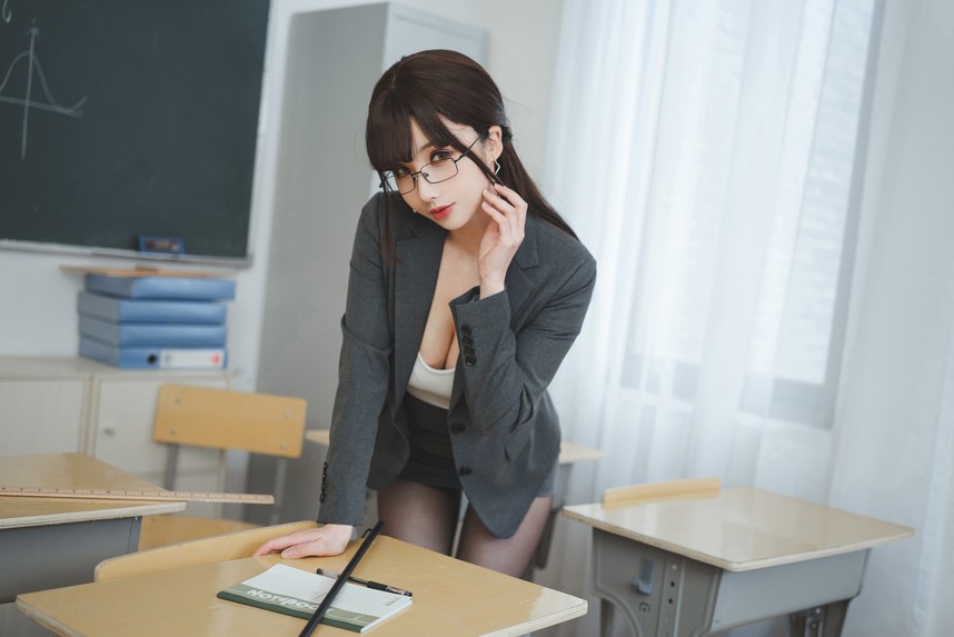 rioko凉凉子 -《年上の韵》奇怪的老师 [25P-156MB]