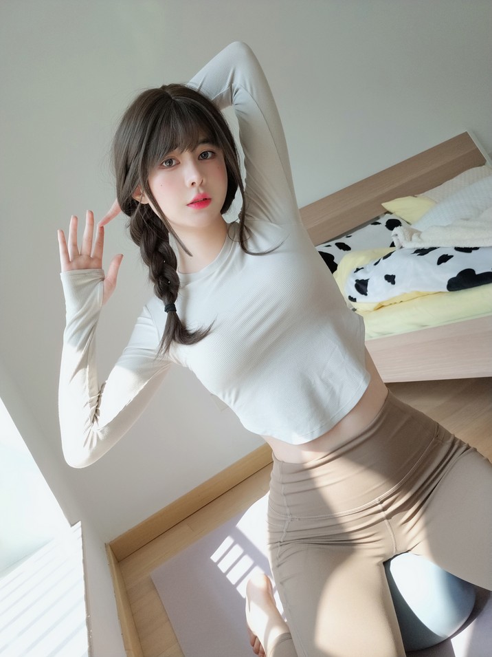 眼酱大魔王w - 瑜伽服 [32P-160MB]