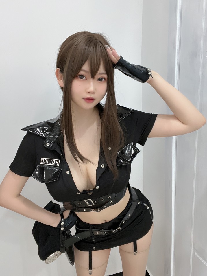 是依酱呀 – 更新5套写真作品集