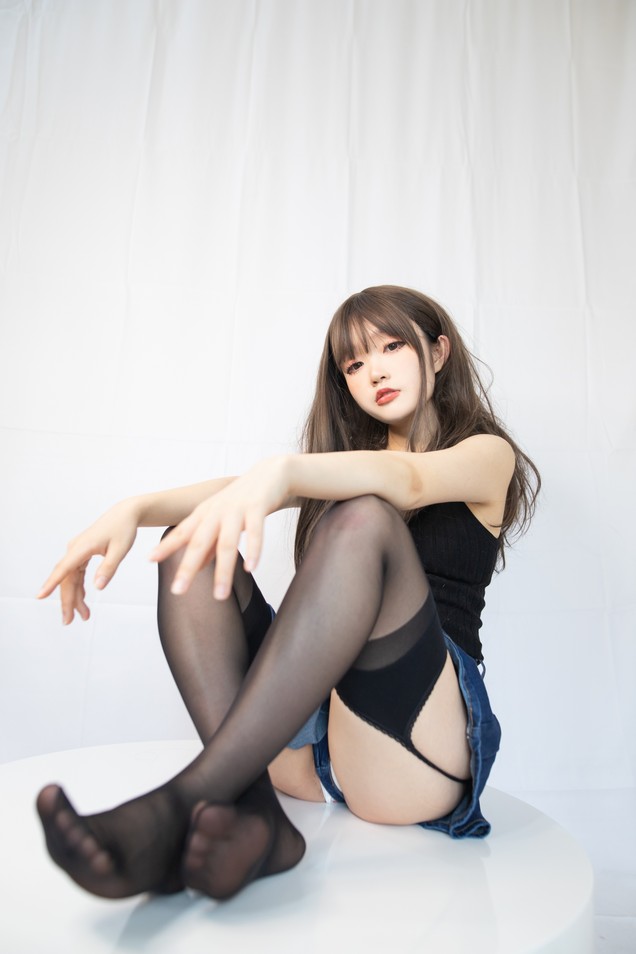 神沢永莉 - 缠玛瑙灰+象牙白&amp;黑色毛衣吊带+牛仔裙吊带黑丝 2套
