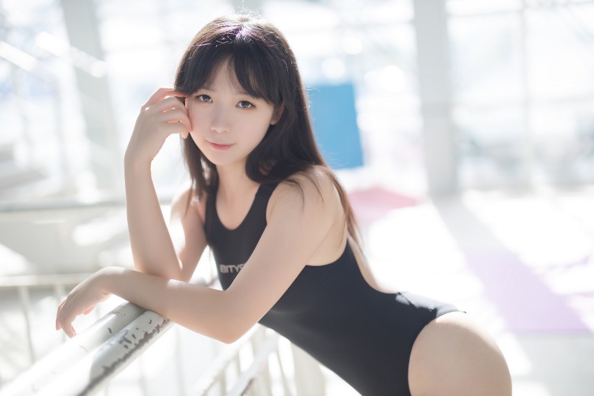 樱落酱w - 泳池竞泳 [32P-255MB]