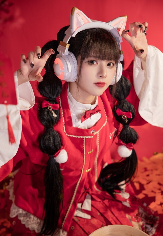 腥味猫罐 – 新年快乐 [12P-110MB]