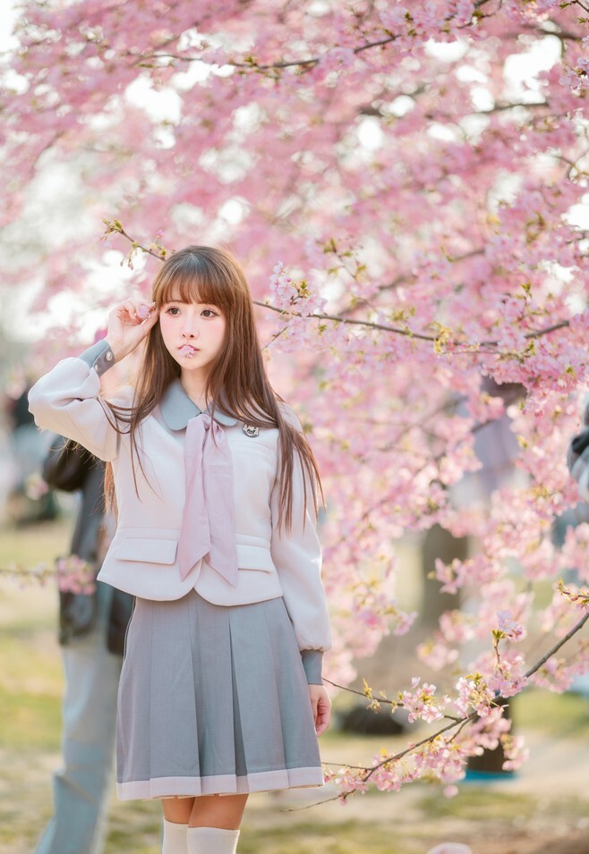 紫氯氯 - 樱花下的JK少女 [18P-72MB]