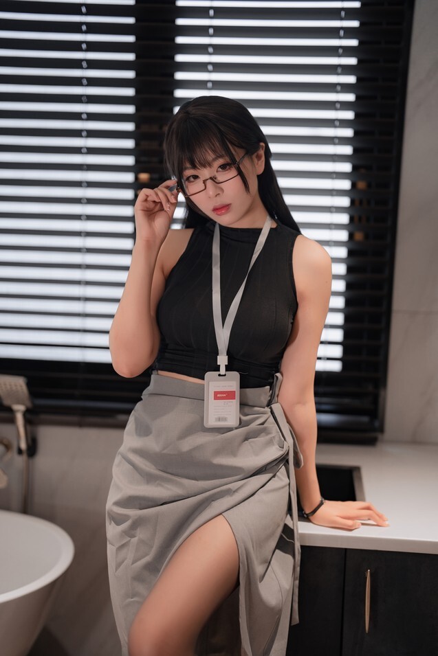 轩萧学姐 - 眼镜娘OL [85P3V-646MB]
