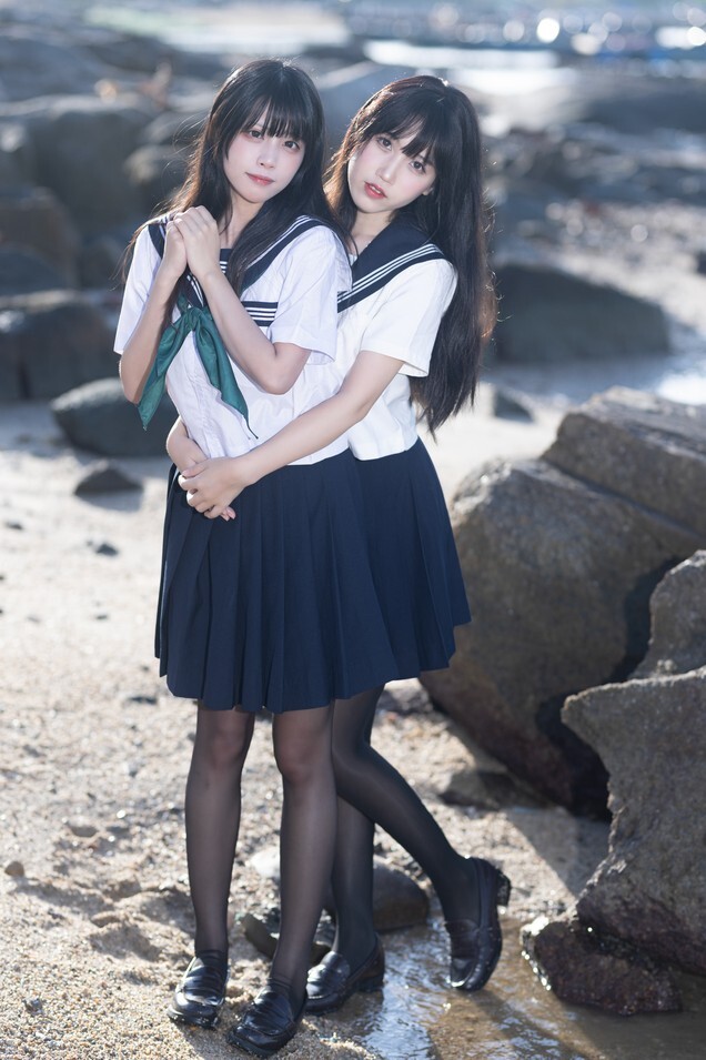 不呆猫&amp;三無人型 - 水手服百合黑丝 [51P1V-1.02GB]