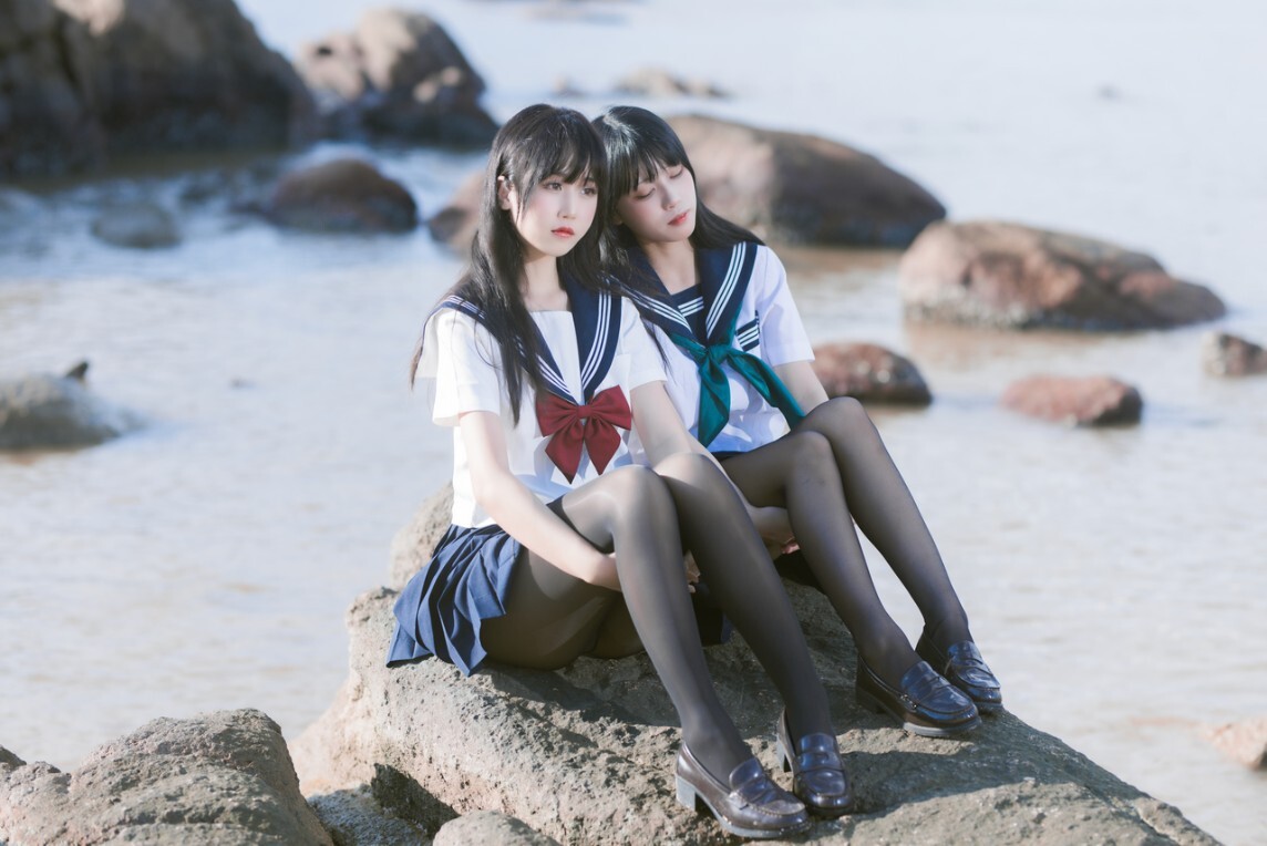 不呆猫&三無人型 – 水手服百合黑丝 [51P1V-1.02GB]