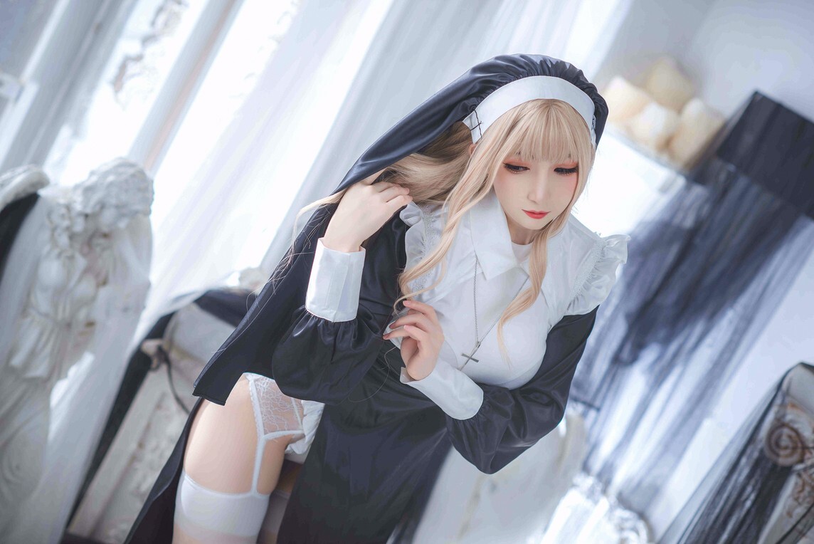 Coser衣衣 - 修女 [59P3V-377MB]