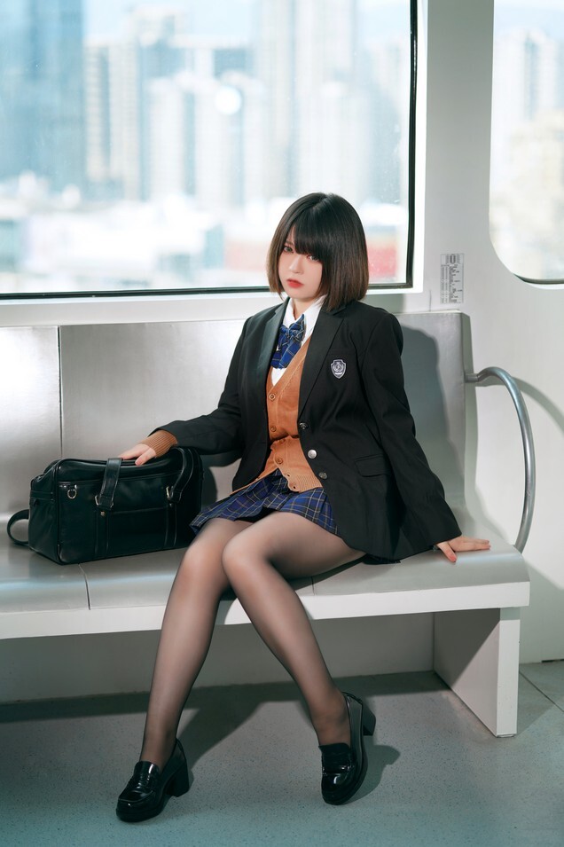 【BANBANKO】半半子 – 彼女の制服姿が好き Vol.02 (电车+庭院) [58P-169MB]