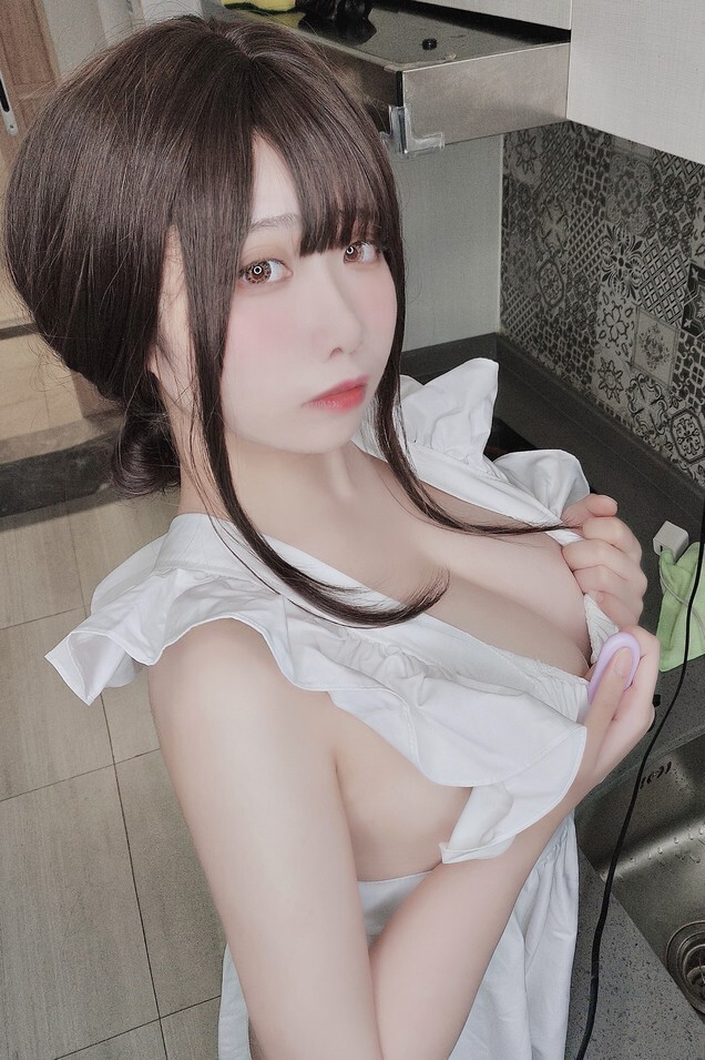 贞子蜜桃 - 围裙自拍 [44P1V-672MB]
