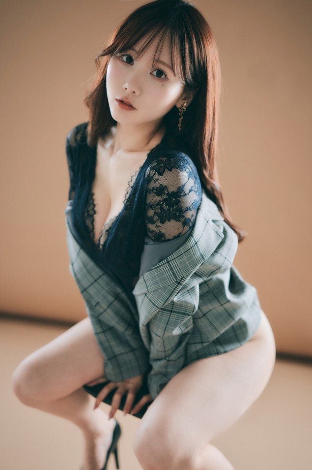 けん研🧪 (けんけん) - BLACK LADY [53P-269MB]