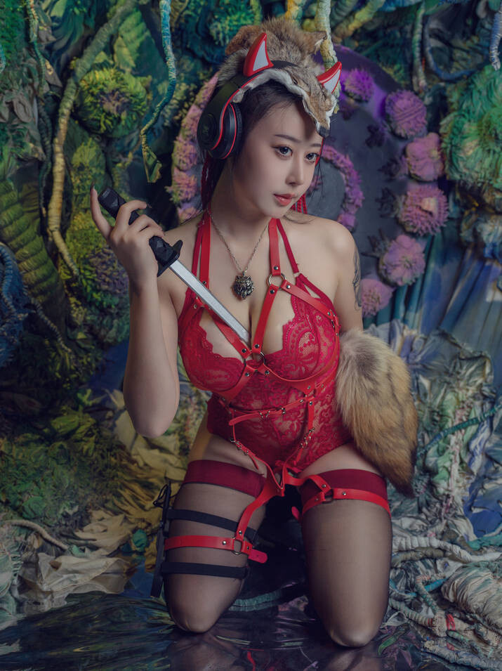 奈汐酱nice - 猎狼女 [47P1V-993MB]