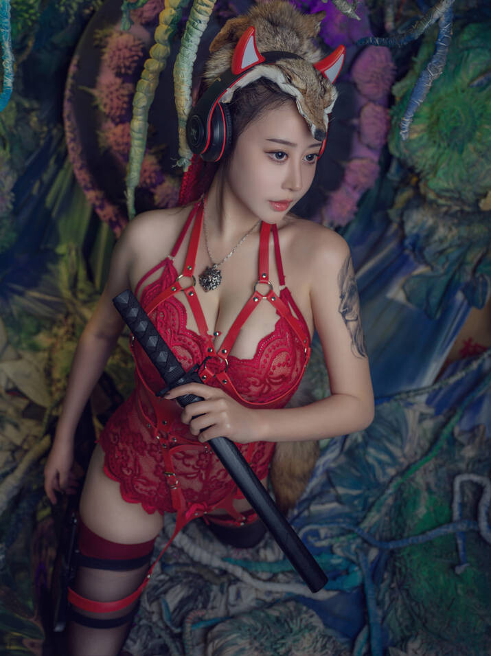 奈汐酱nice - 猎狼女 [47P1V-993MB]